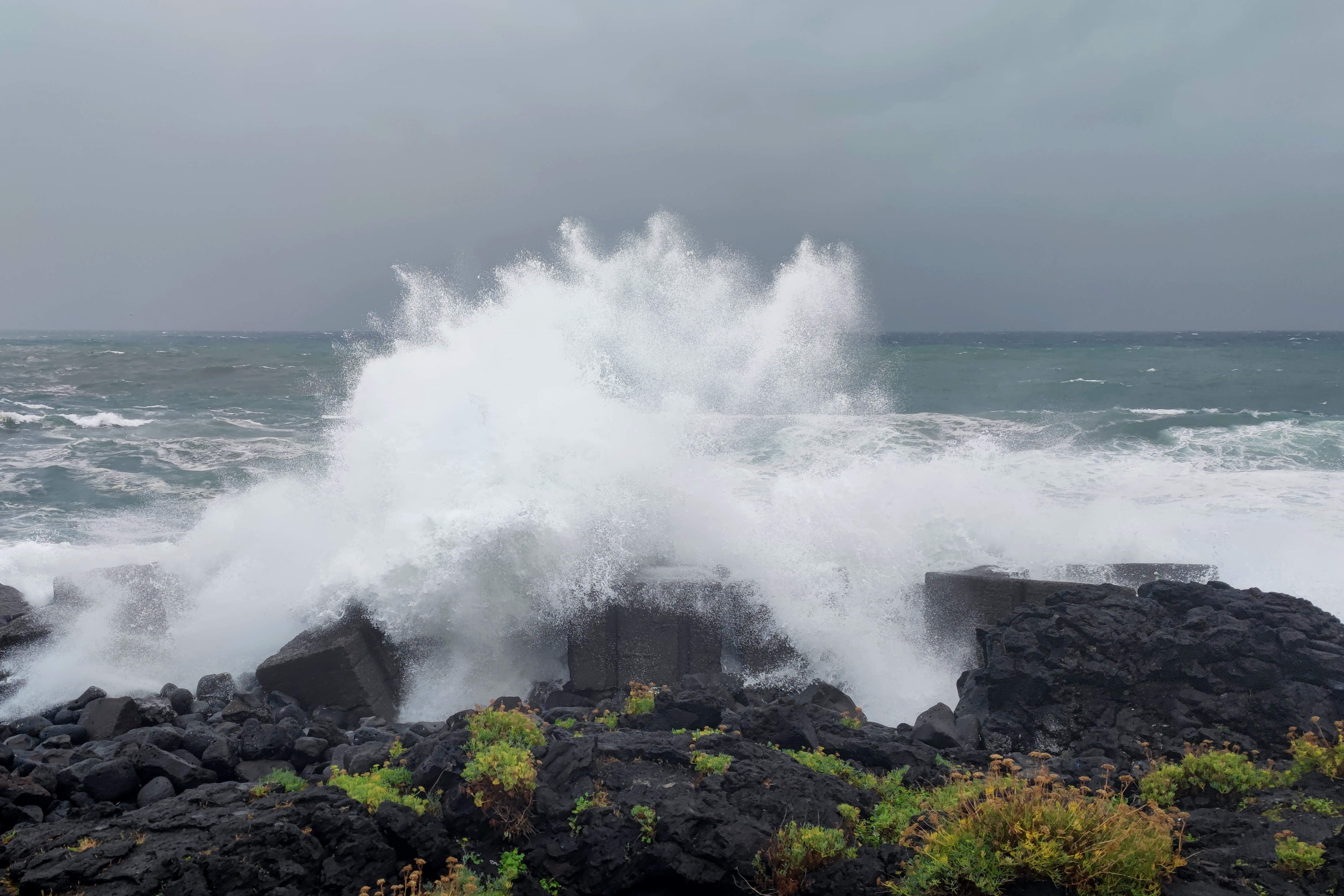 Maltempo in Sicilia: mare in tempesta e danni da Catania a Siracusa, isolate le Eolie