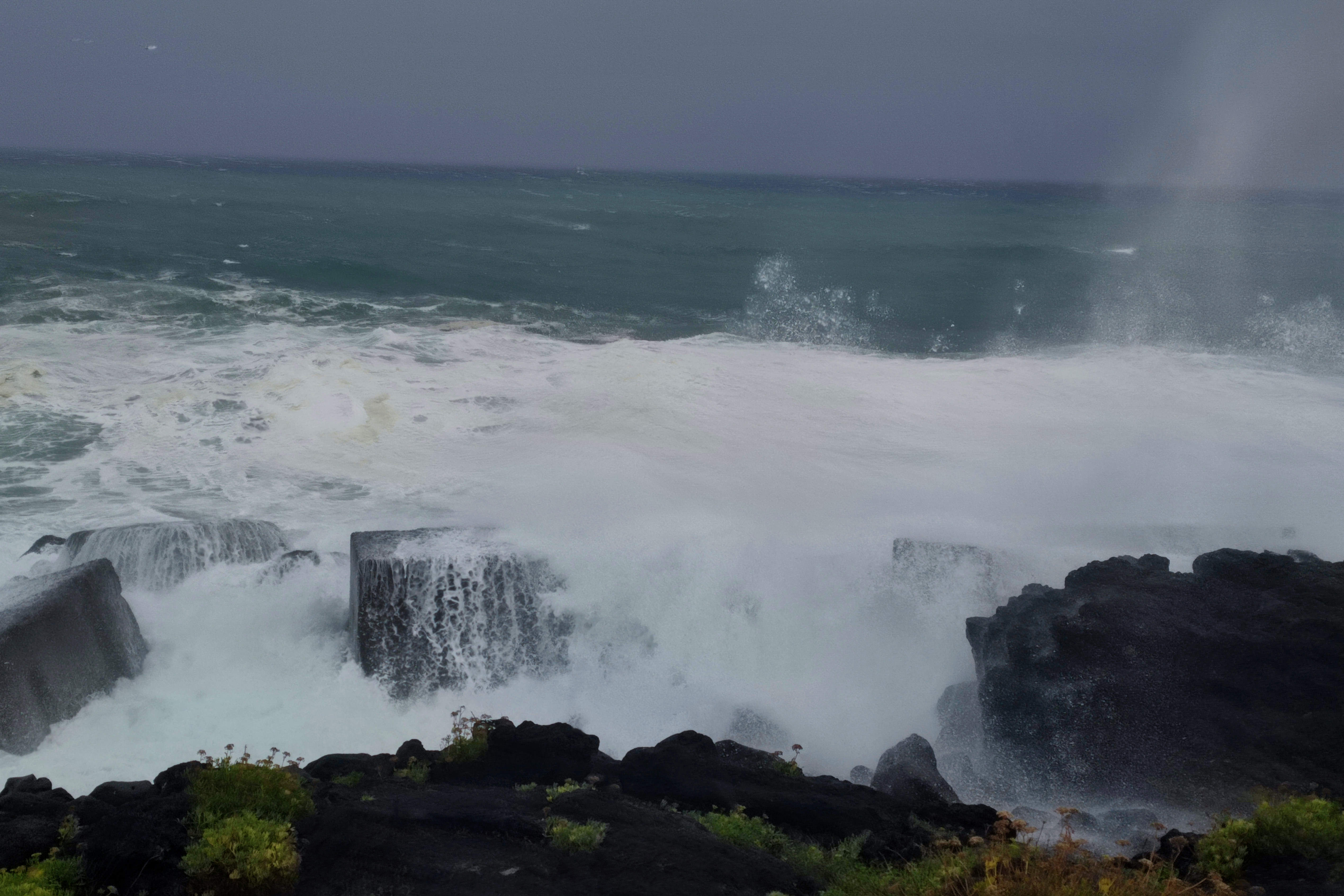 Maltempo in Sicilia: mare in tempesta e danni da Catania a Siracusa, isolate le Eolie