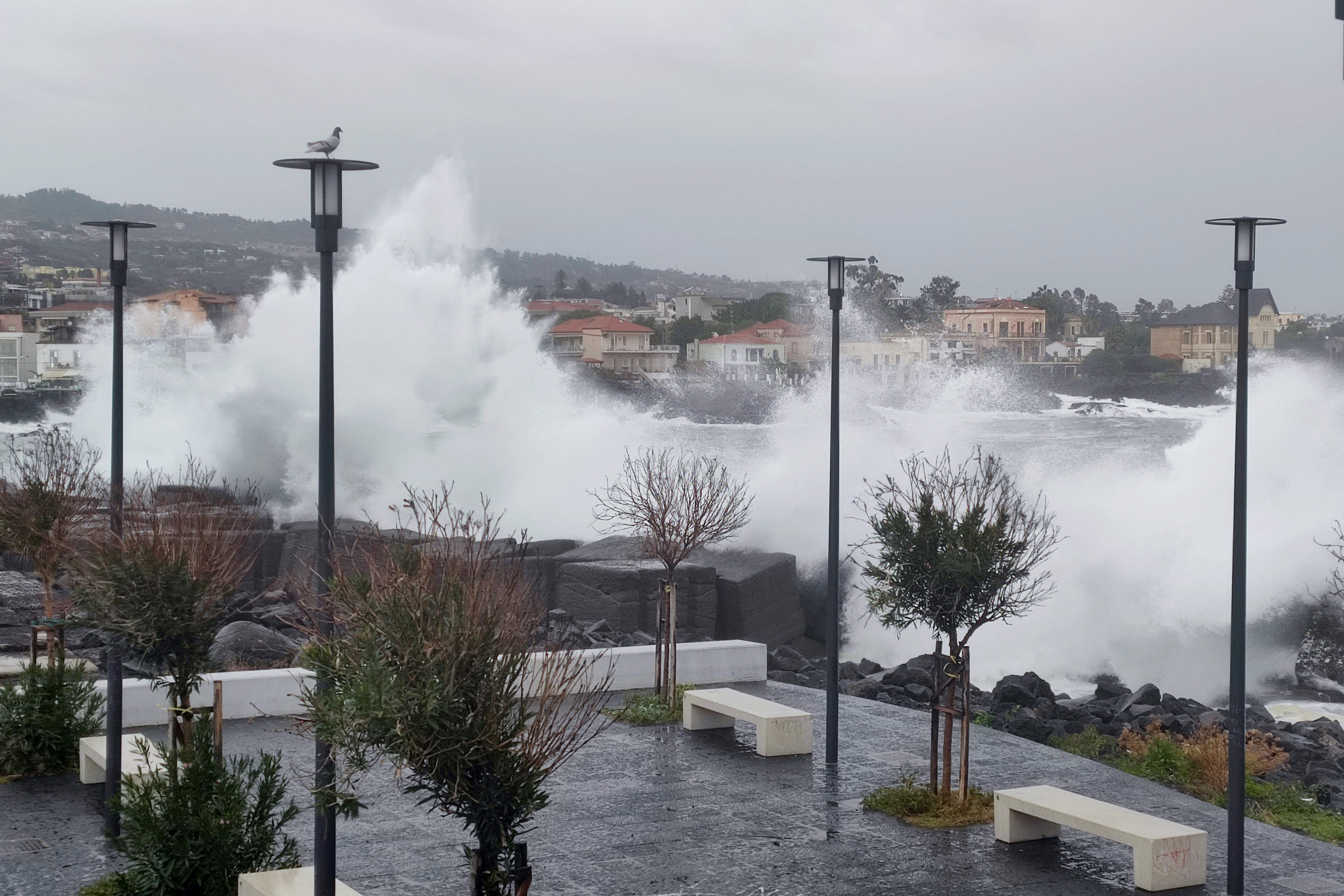 Maltempo in Sicilia: mare in tempesta e danni da Catania a Siracusa, isolate le Eolie