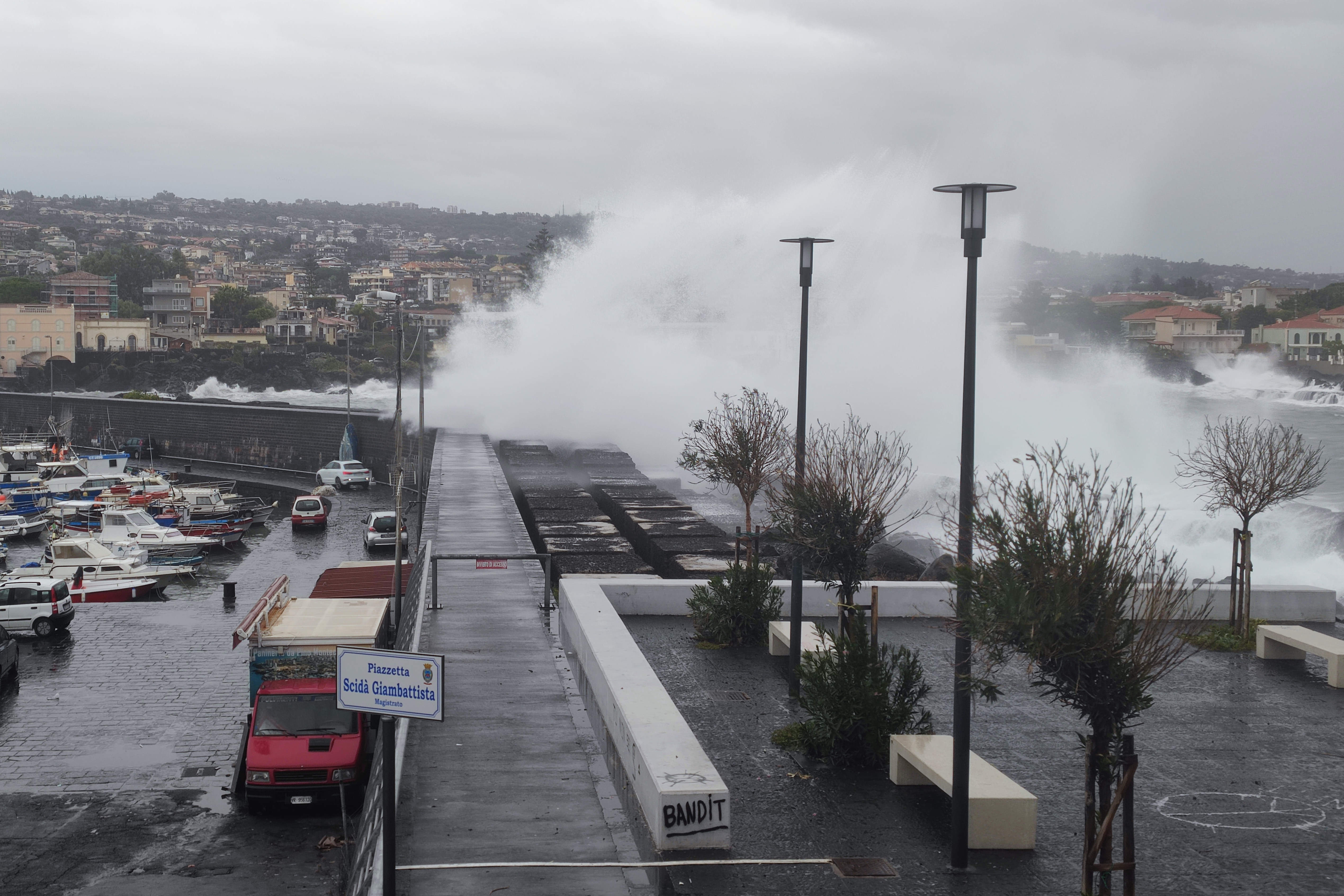 Maltempo in Sicilia: mare in tempesta e danni da Catania a Siracusa, isolate le Eolie