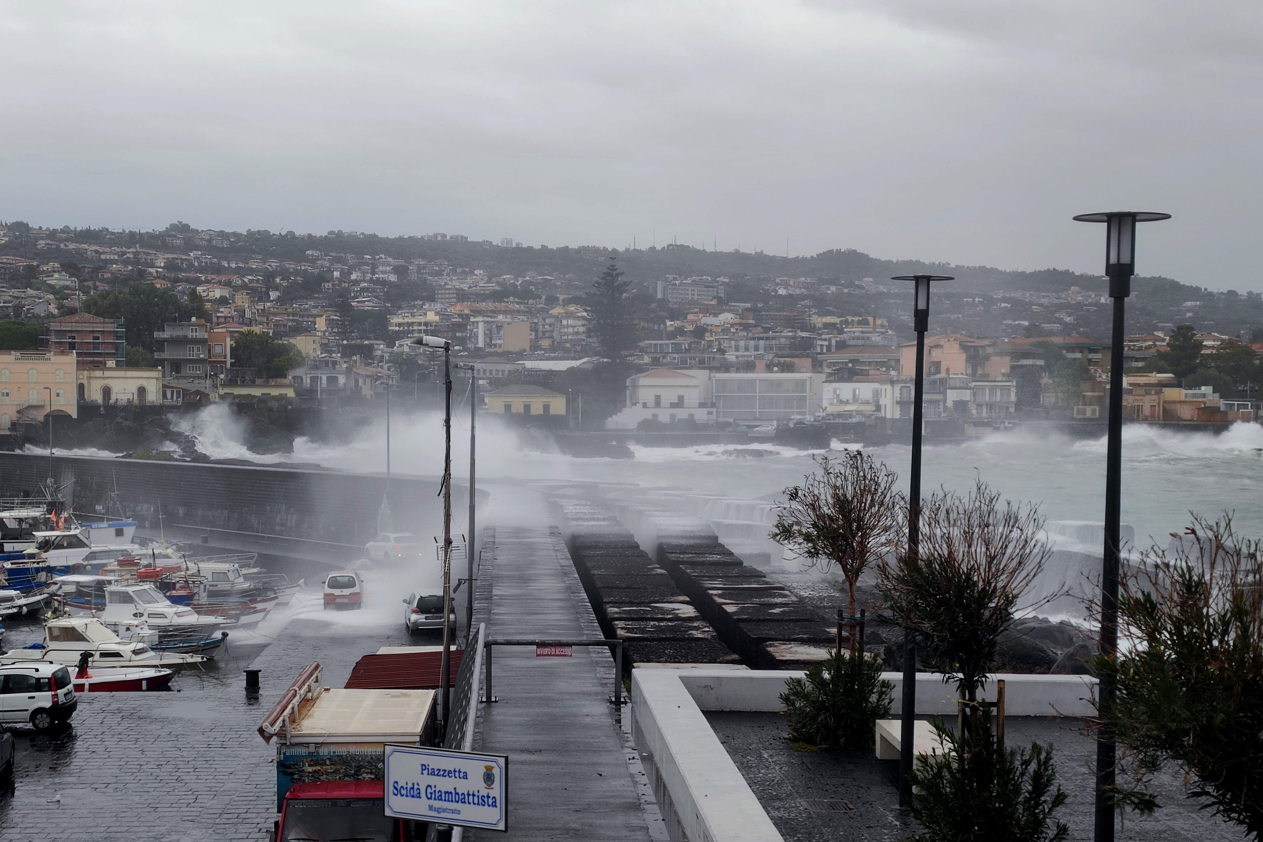 Maltempo in Sicilia: mare in tempesta e danni da Catania a Siracusa, isolate le Eolie