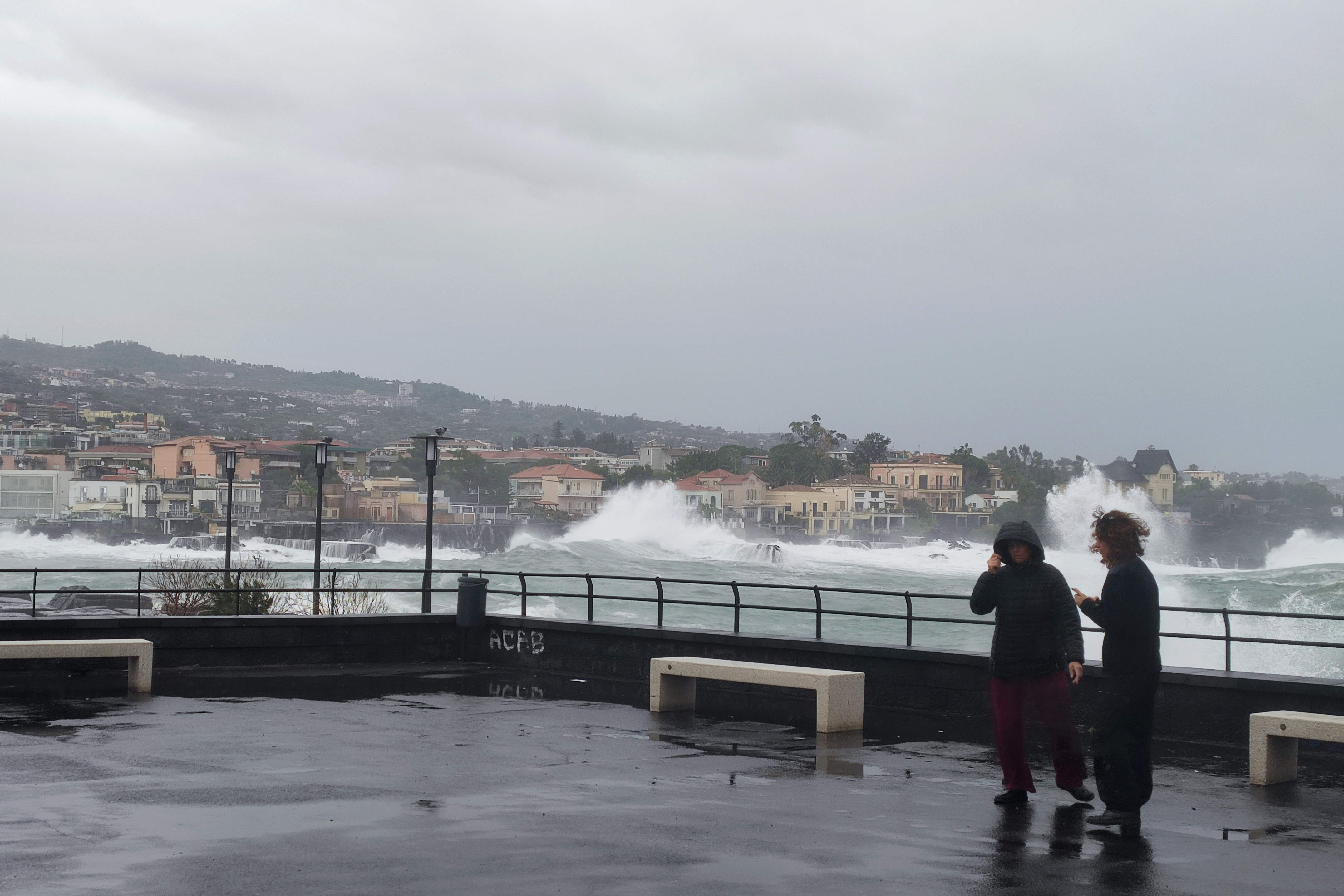 Maltempo in Sicilia: mare in tempesta e danni da Catania a Siracusa, isolate le Eolie