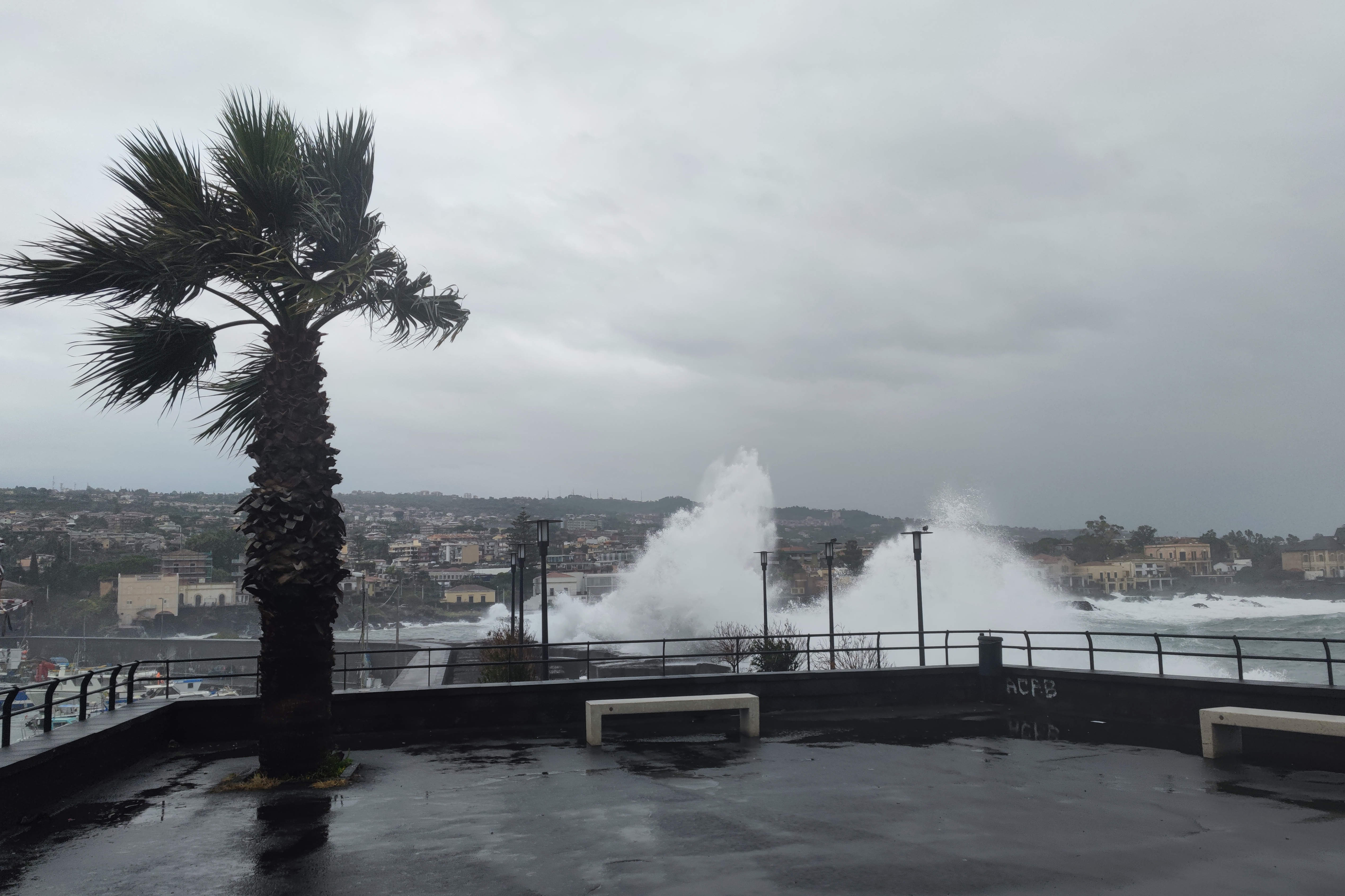 Maltempo in Sicilia: mare in tempesta e danni da Catania a Siracusa, isolate le Eolie