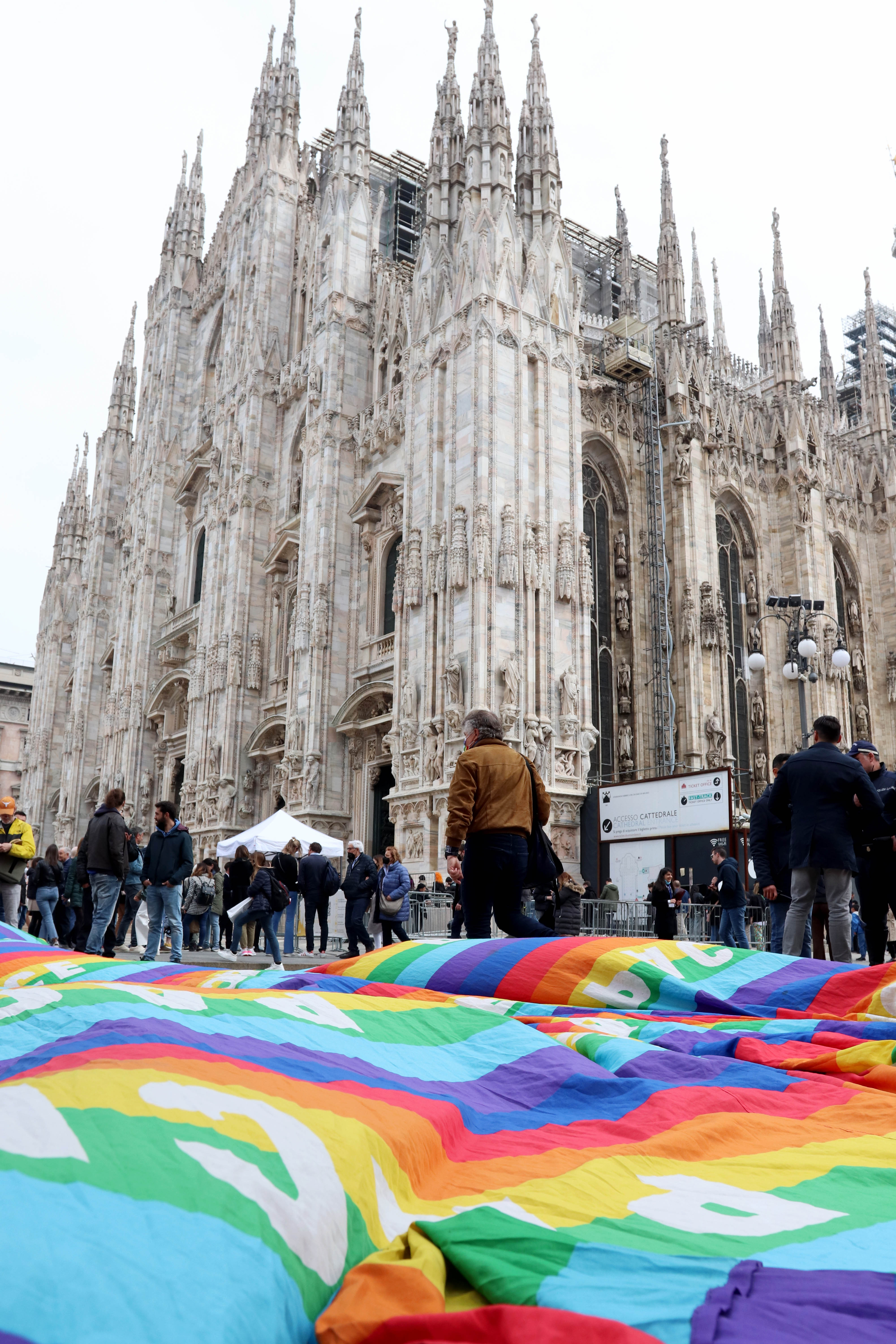 Marcia per la pace, in migliaia a Roma e Milano: presenti Conte, Letta, Calenda e Renzi