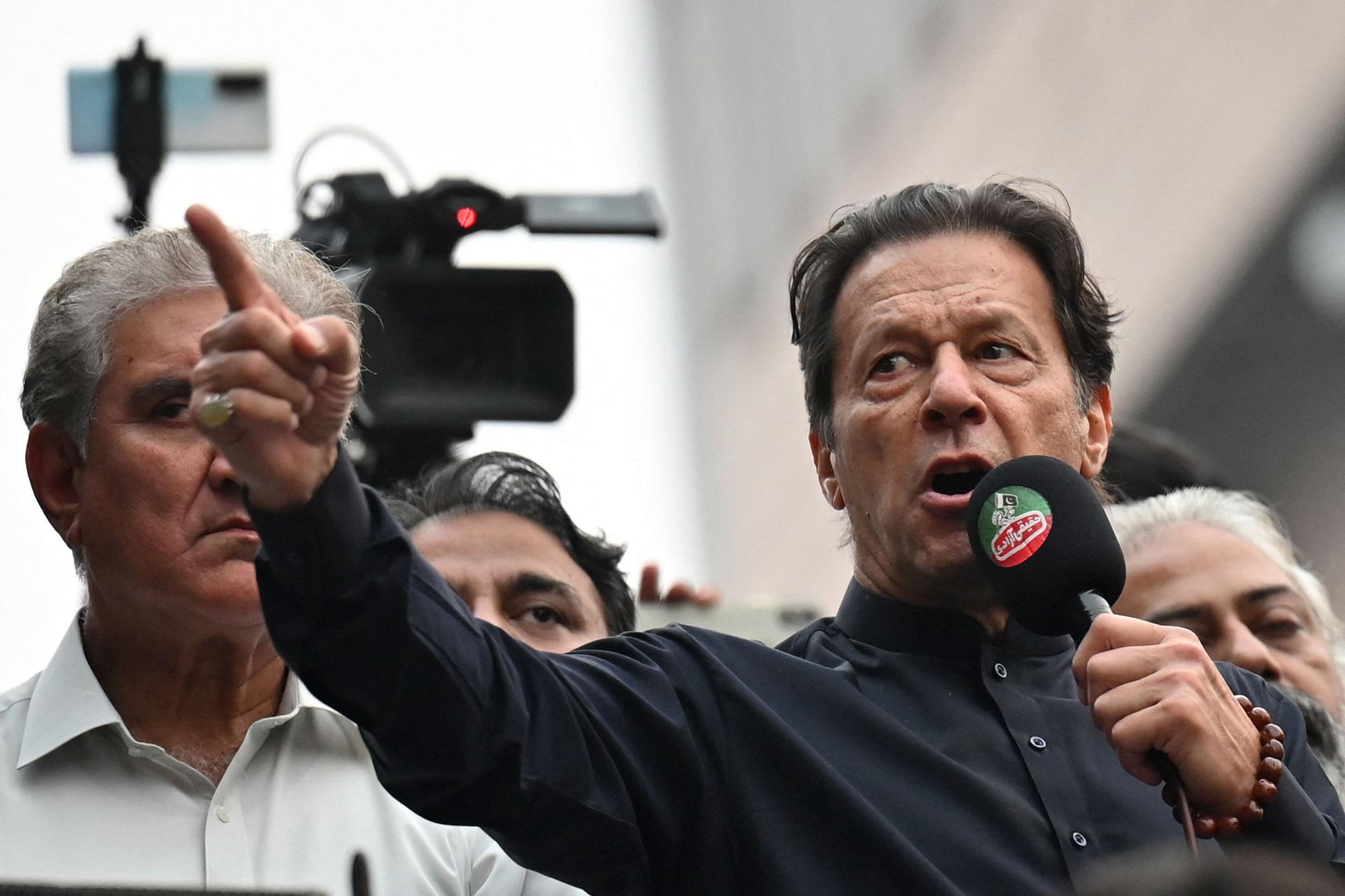 Pakistan, ex primo ministro Imran Khan ferito alla gamba durante una manifestazione