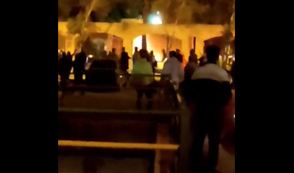 Proteste in Iran, manifestanti bruciano la casa-museo di Khomeini Proteste in Iran, manifestanti bruciano la casa-museo di Khomeini