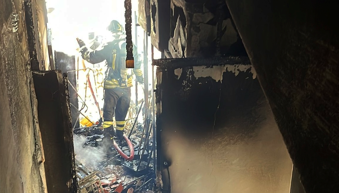Maxi incendio, “fornace” in palazzina: evacuate 15 famiglie, alcuni agenti “intossicati”