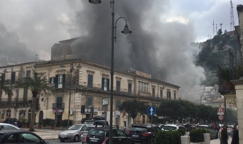 Incendio in uno stabile di corso Umberto a Modica: anziano intossicato