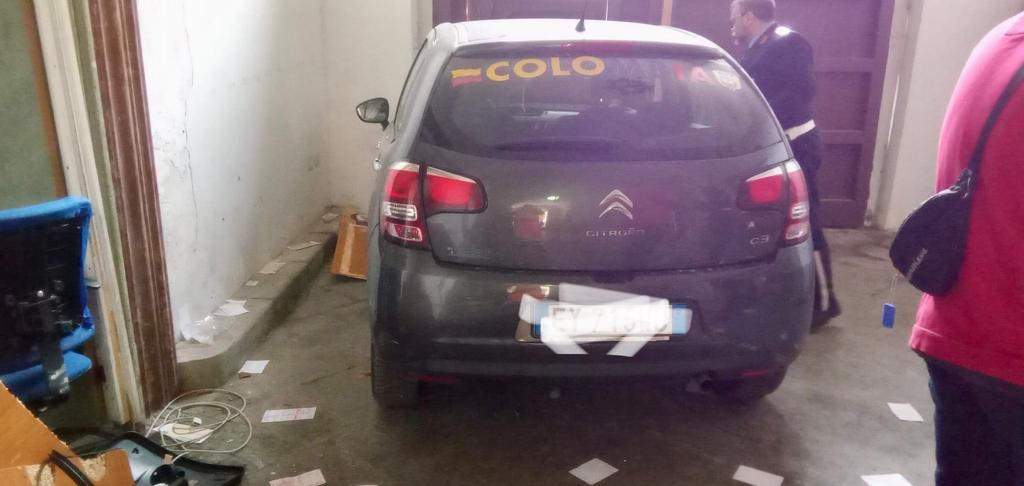 Malore in auto, Citroën C3 si schianta contro il portone dell’Assessorato: grave usciere