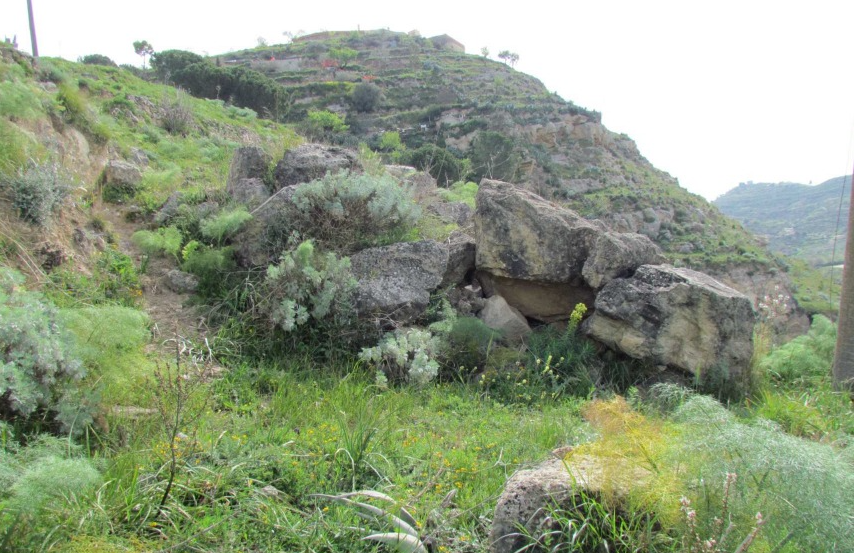 Massi pericolanti e blocchi di pietra vicino alla scuola media “Giovanni Verga”: via ai lavori
