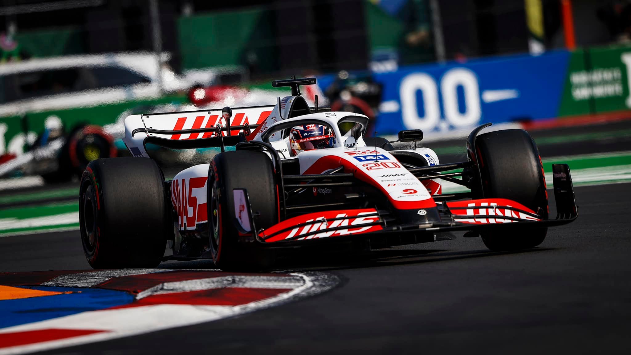 Formula 1, clamorosa pole di Magnussen in Brasile: disastro Ferrari