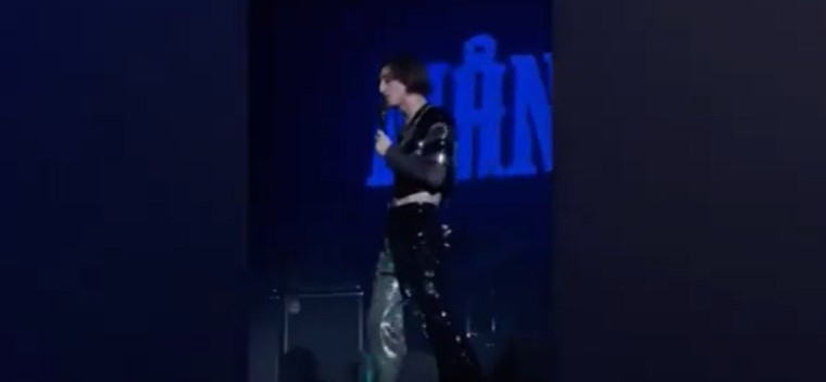 Måneskin, Damiano ferma il concerto perché un fan sta male: “Spostatevi” – VIDEO