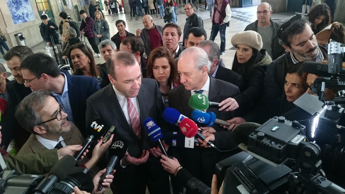 Migranti, Weber: “L’Italia non deve essere lasciata sola, serve soluzione europea”