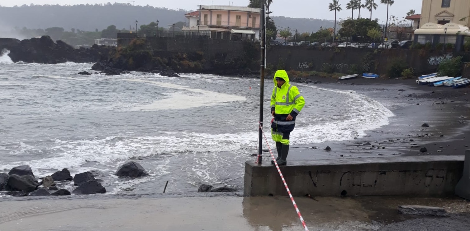 Mareggiate e maltempo, il giorno dopo sul litorale Acese – FOTO