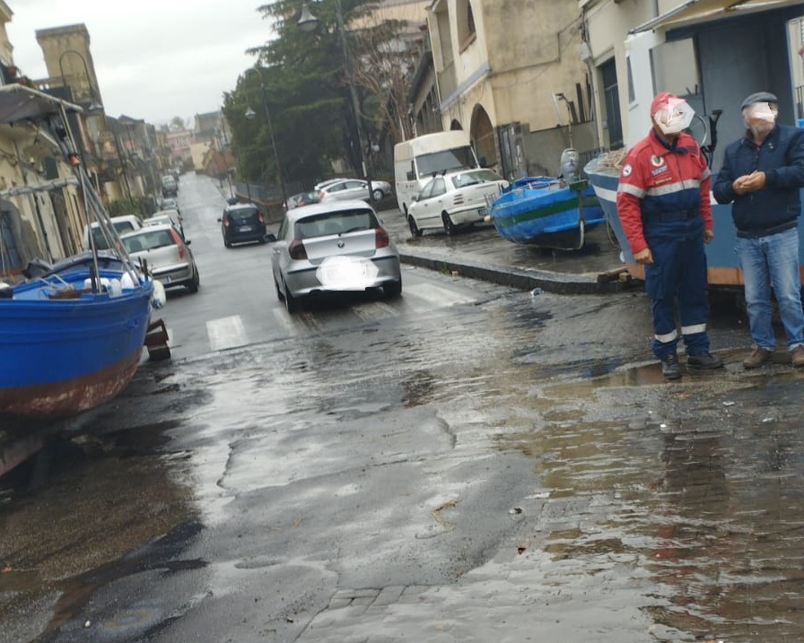 Mareggiate e maltempo, il giorno dopo sul litorale Acese – FOTO