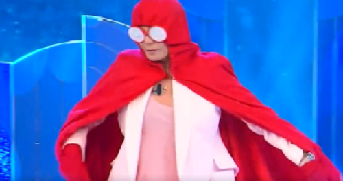 Tu sì que vales, Maria De Filippi balla travestita da Giovannino [VIDEO]