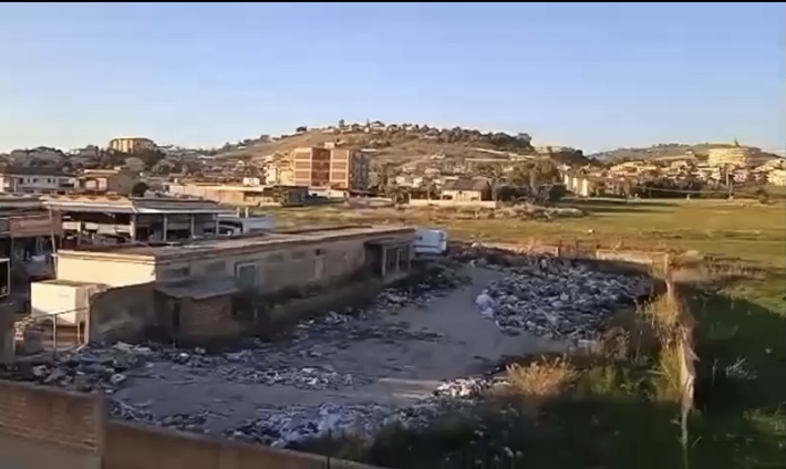 Il mercato di quartiere con la discarica alle spalle, Codacons: “Stiamo giocando con la salute”