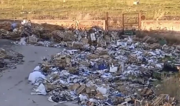 Il mercato di quartiere con la discarica alle spalle, Codacons: “Stiamo giocando con la salute”
