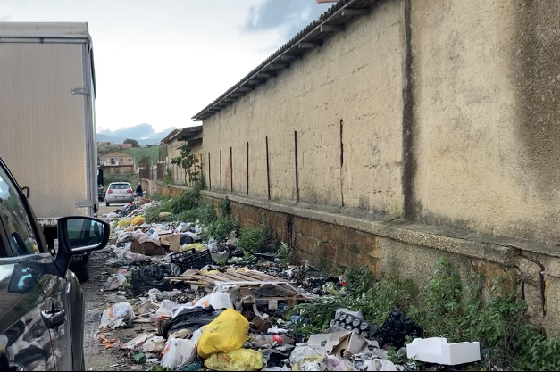 Il mercato di quartiere con la discarica alle spalle, Codacons: “Stiamo giocando con la salute”