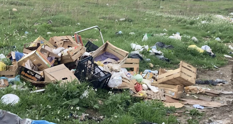 Il mercato di quartiere con la discarica alle spalle, Codacons: “Stiamo giocando con la salute”