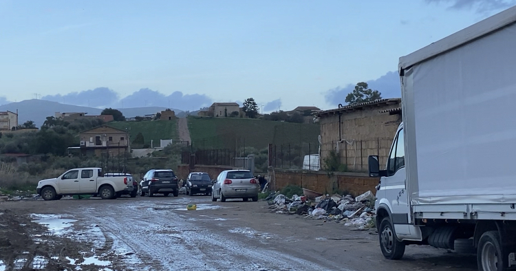 Il mercato di quartiere con la discarica alle spalle, Codacons: “Stiamo giocando con la salute”