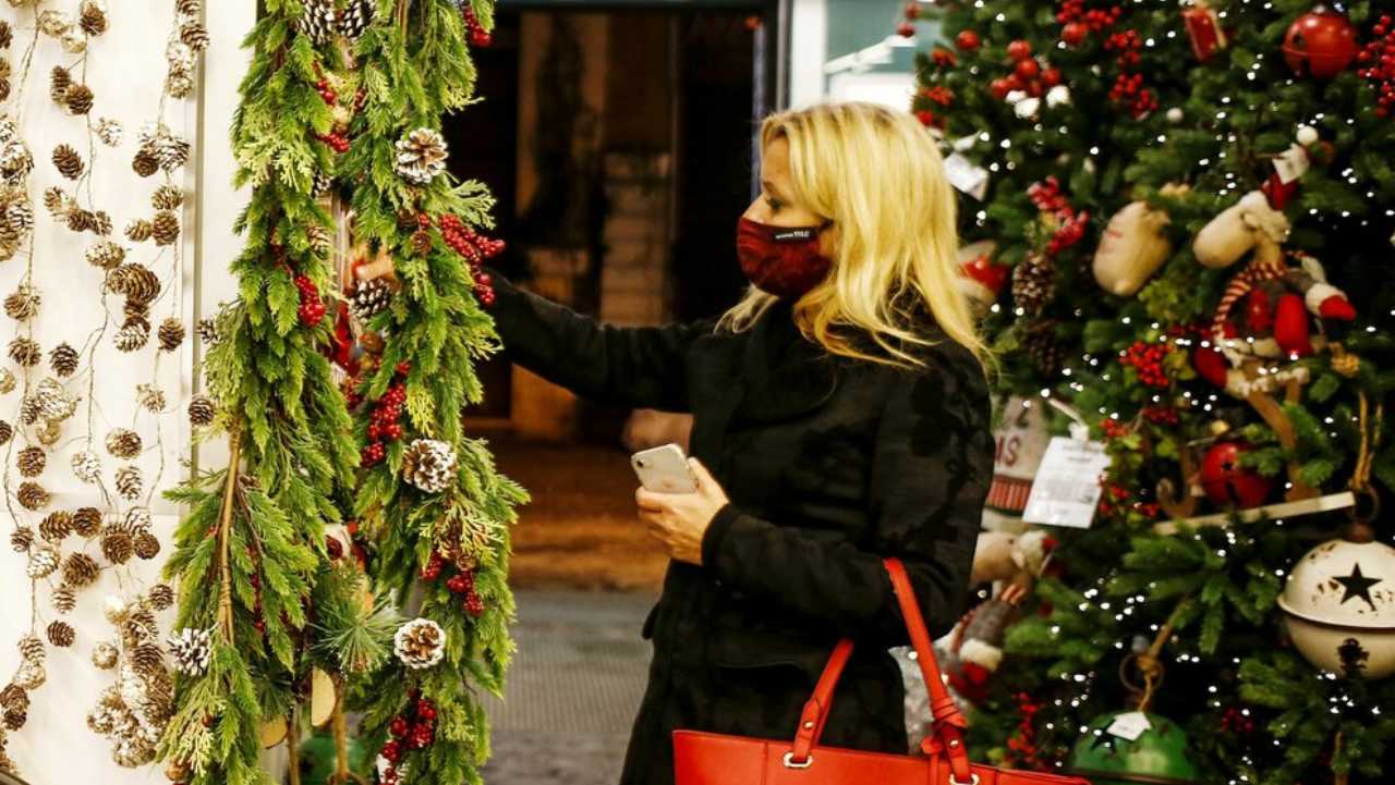 Meno addobbi e regali, per 3 italiani su 5 sarà un Natale sottotono