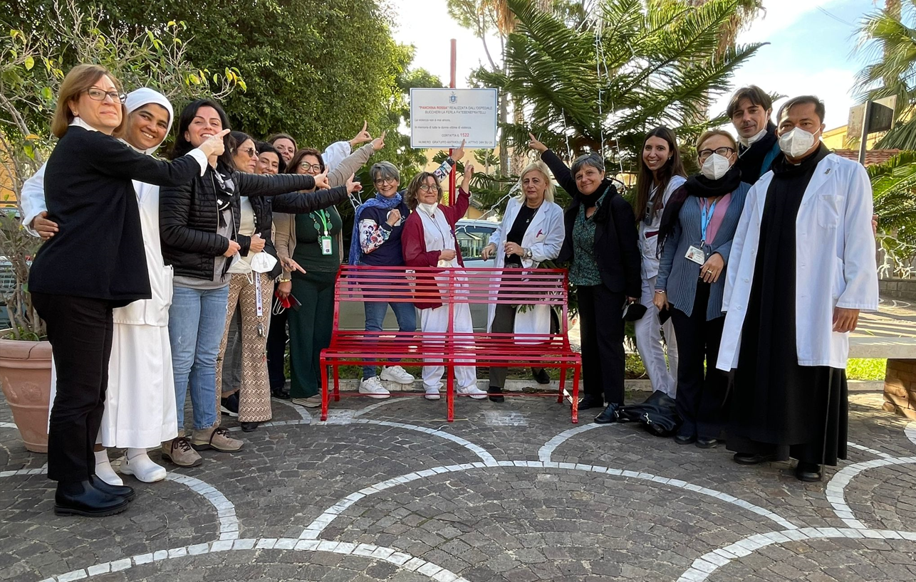 L’ospedale Buccheri La Ferla si “illumina” di rosso per ricordare le donne vittime di violenza