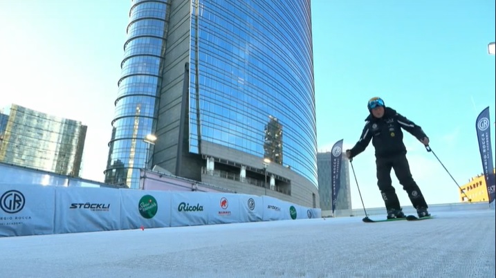 Pista innevata tra i grattacieli: a Milano si scia in piazza Gae Aulenti Pista innevata tra i grattacieli: a Milano si scia in piazza Gae Aulenti