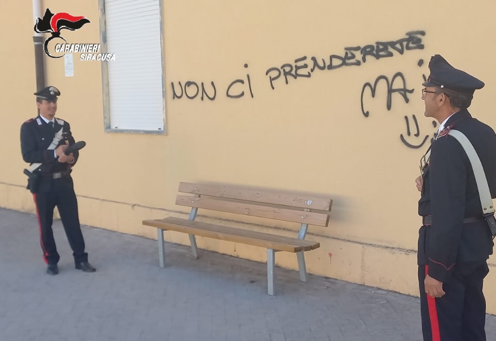 “Non ci prenderete mai”, imbrattati auto e muro della scuola: beccati i responsabili