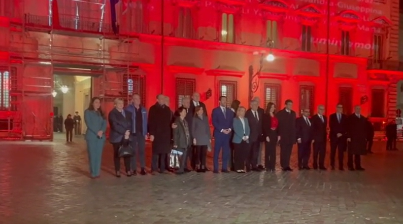 Il Governo Meloni dice “no” alla violenza sulle donne con una foto simbolo a Palazzo Chigi