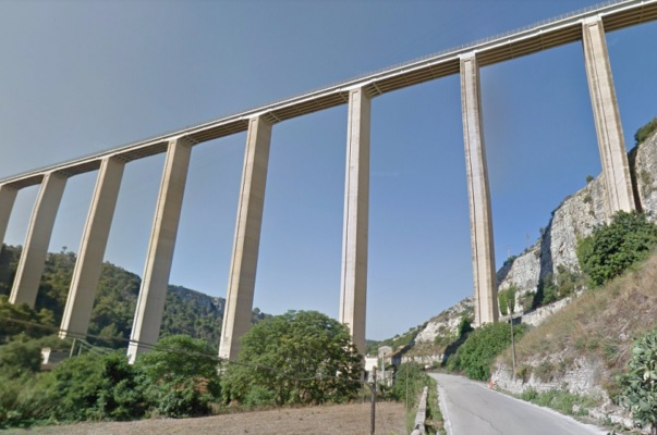 Vuole buttarsi dal ponte dopo litigio, 37enne salvato dai poliziotti prima dell’estremo gesto