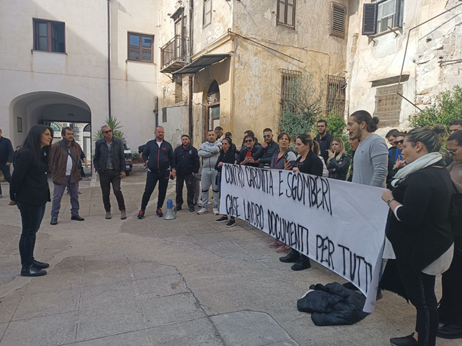 “Contro carovita e sgomberi”, doppia protesta di fronte all’Assessorato alla casa di Palermo