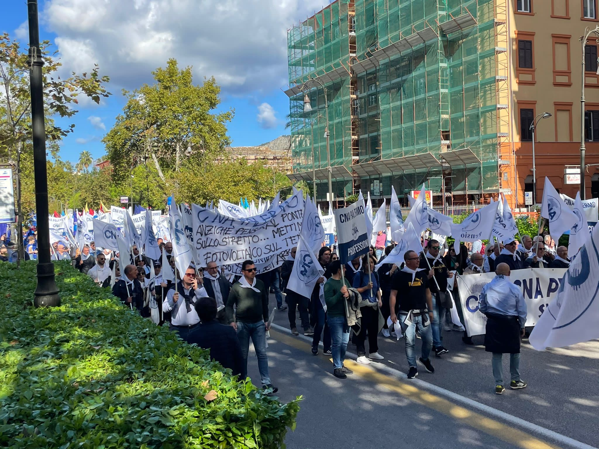 Bollette, a Palermo in 2mila per dire stop al caro energia: sindaci e imprenditori in corteo