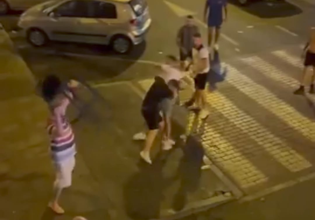 Volano fendenti tra i passanti in centro: minorenne accoltellato finisce in ospedale