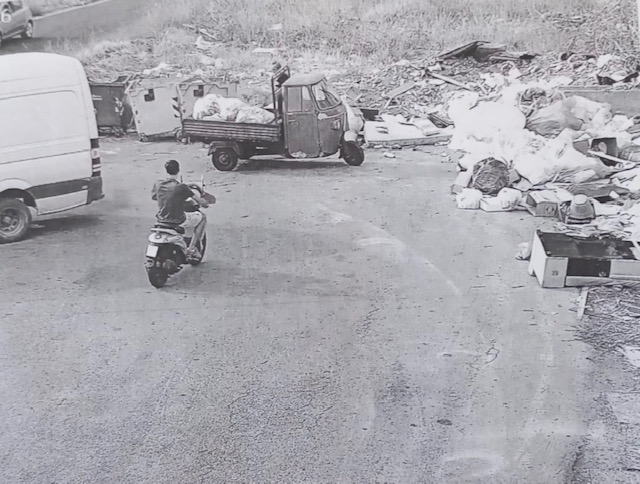 Rifiuti, controlli dei vigili urbani nella nuova zona del porta a porta