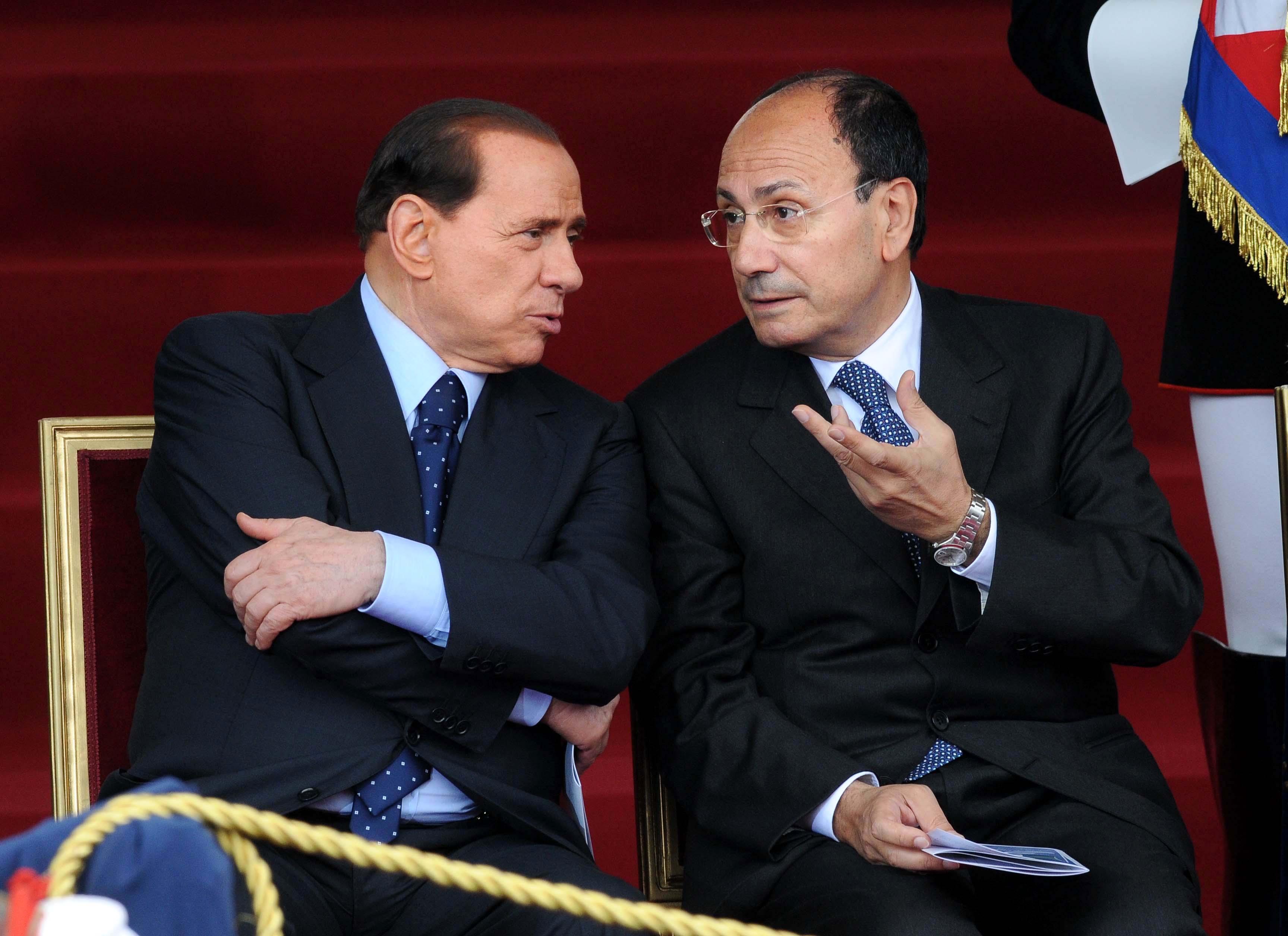 Governo Schifani in frantumi, Berlusconi corre in aiuto? E la “tentazione” De Luca…