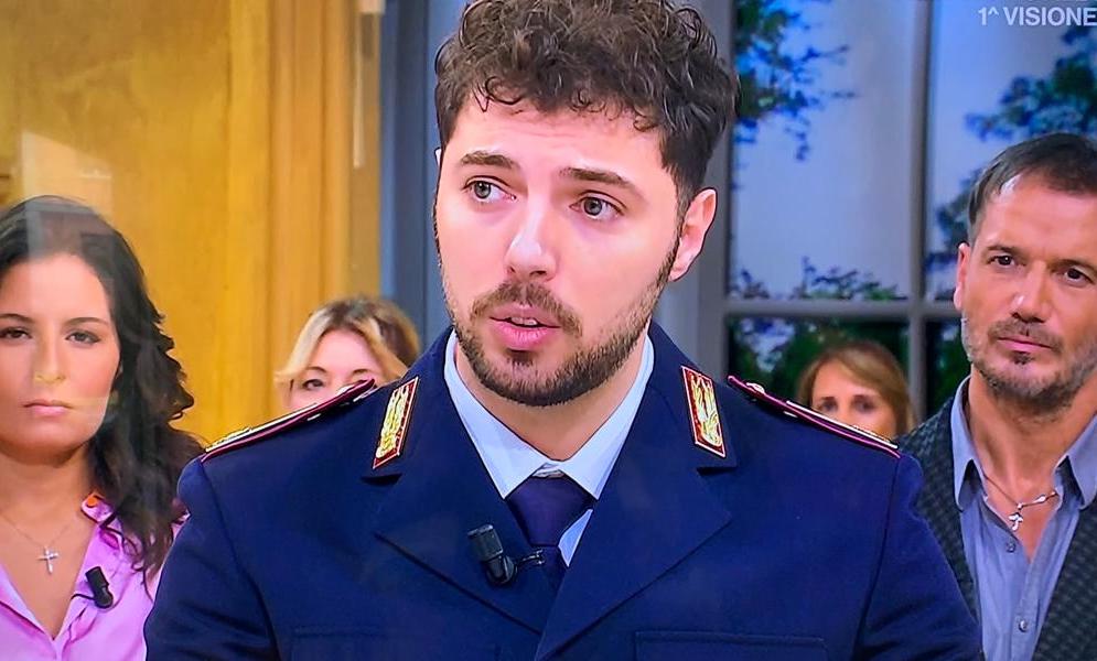 Revman, un poliziotto-rapper contro mafia e guerra: la storia del palermitano Sebastiano Vitale Revman, un poliziotto-rapper contro mafia e guerra: la storia del palermitano Sebastiano Vitale