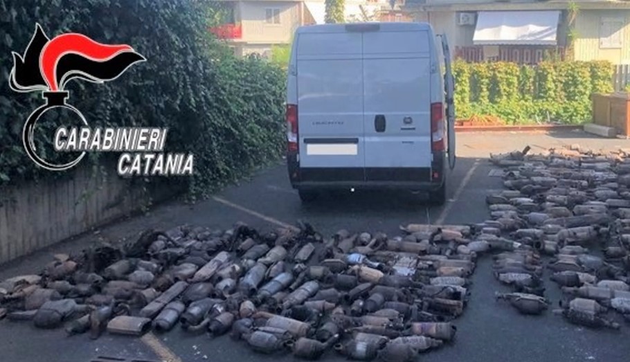Quasi 400 catalizzatori in una Fiat Ducato: scattano due denunce nel Catanese