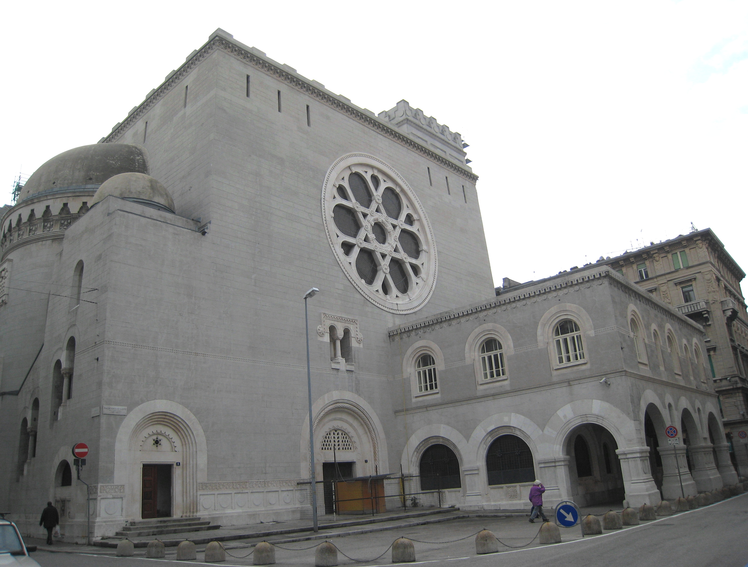 Trieste, scritta antisemita sul muro della Sinagoga