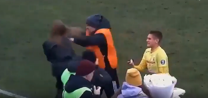 Proposta di matrimonio in campo, lo steward spinge via la futura sposa: la reazione del calciatore