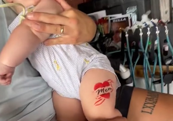 Il primo tatuaggio a soli 6 mesi, il video finisce su Tik Tok