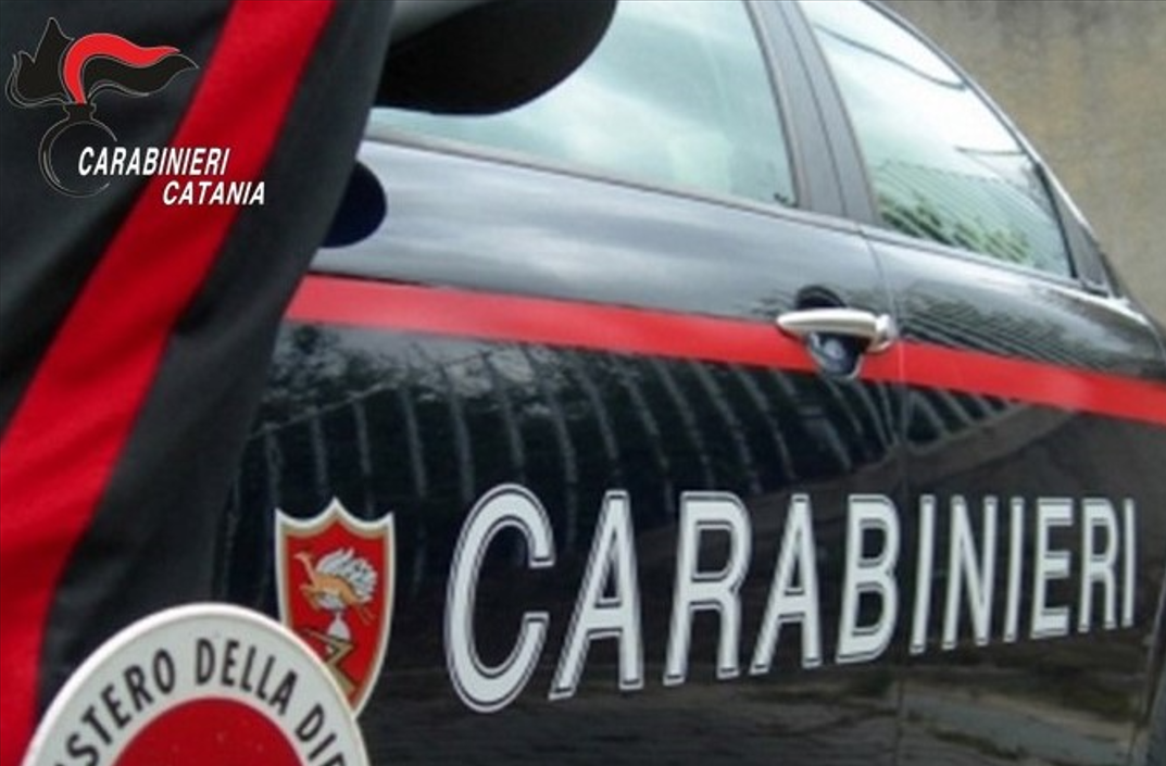 Catania, padre violento e urla nella notte: figlia salva madre dalle coltellate