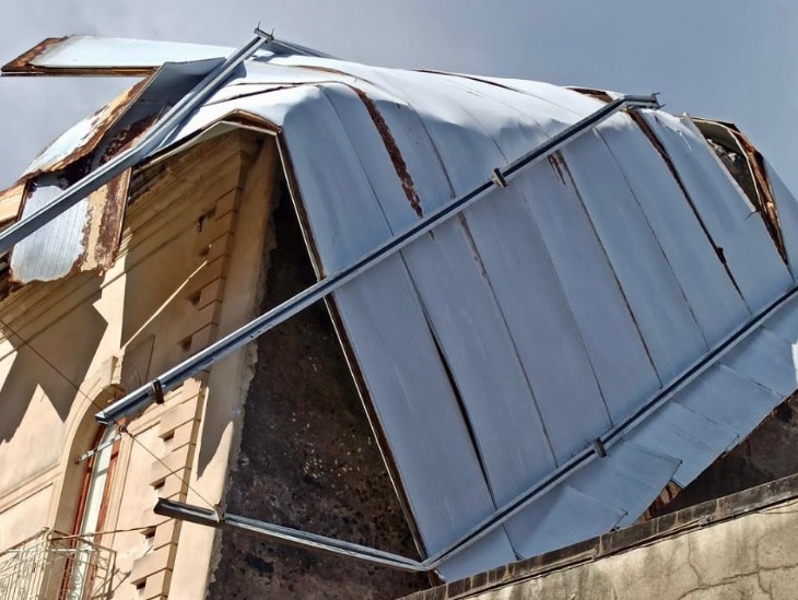 Il maltempo danneggia tettoia nel Catanese, intervengono i vigili del fuoco