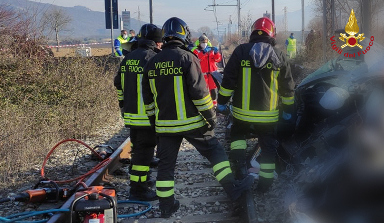 Frana sui binari, treno deraglia: terrore nel Casertano
