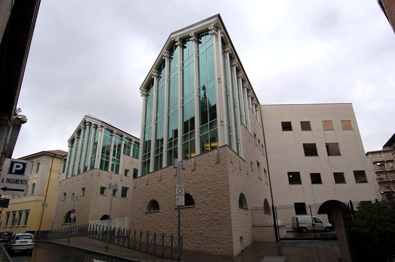 Promise futuro da modella a 15enne e abusò di lei: chiesti 8 anni