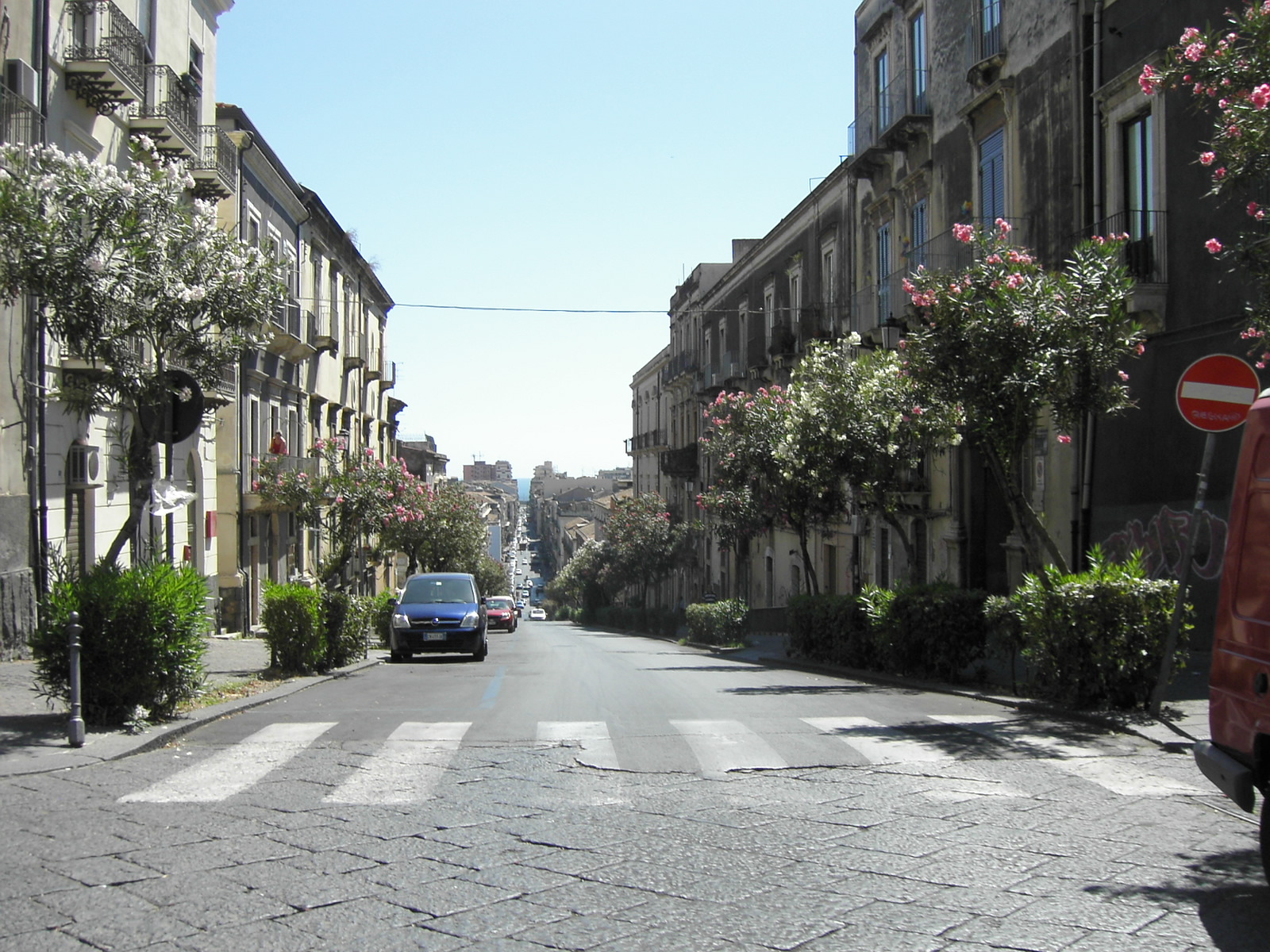 Catania, via di Sangiuliano pedonale e coprifuoco contro il degrado