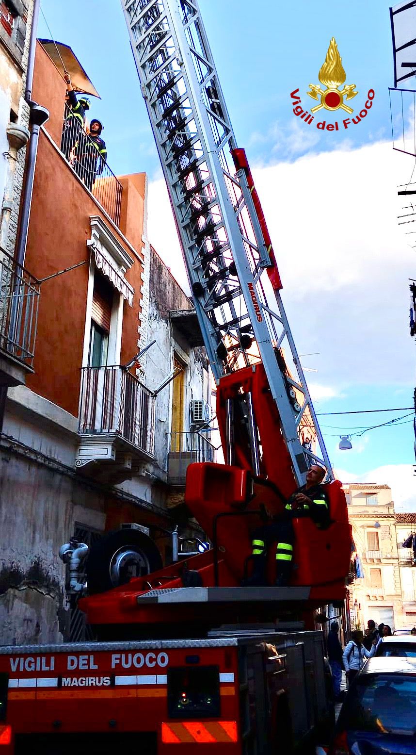 Catania, Vigili del Fuoco soccorrono un soggetto obeso per il trasferimento in ospedale