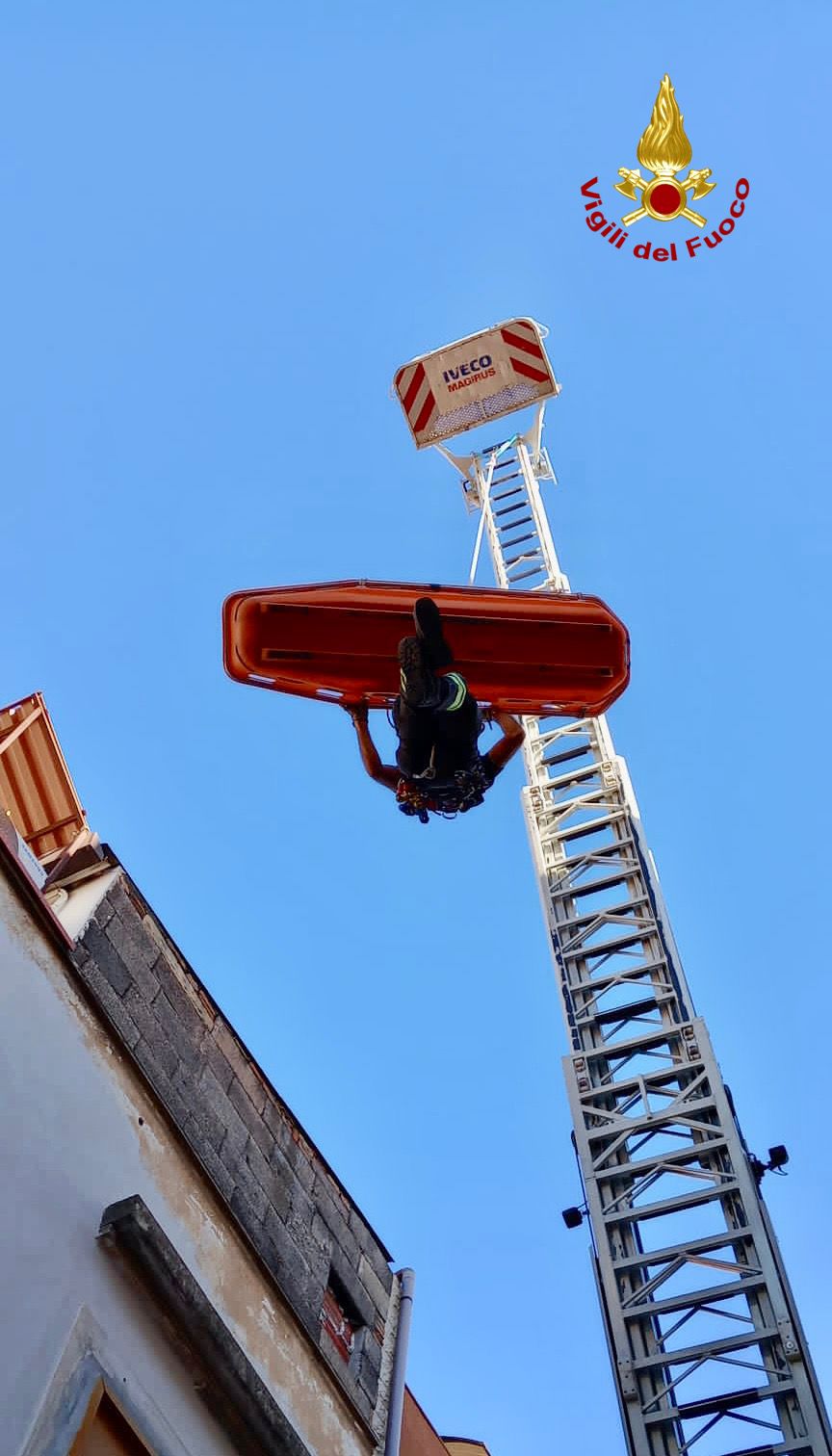 Catania, Vigili del Fuoco soccorrono un soggetto obeso per il trasferimento in ospedale