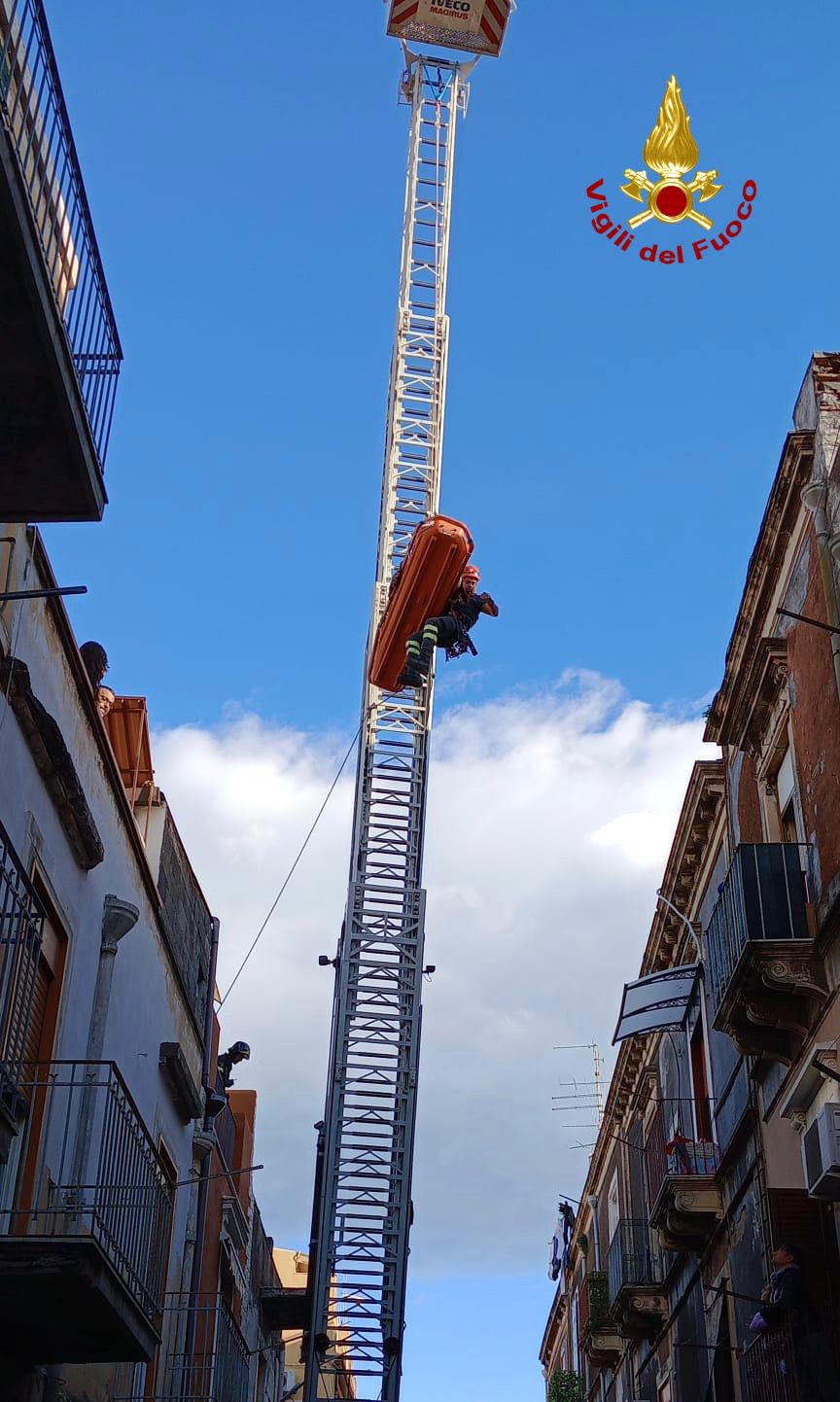 Catania, Vigili del Fuoco soccorrono un soggetto obeso per il trasferimento in ospedale