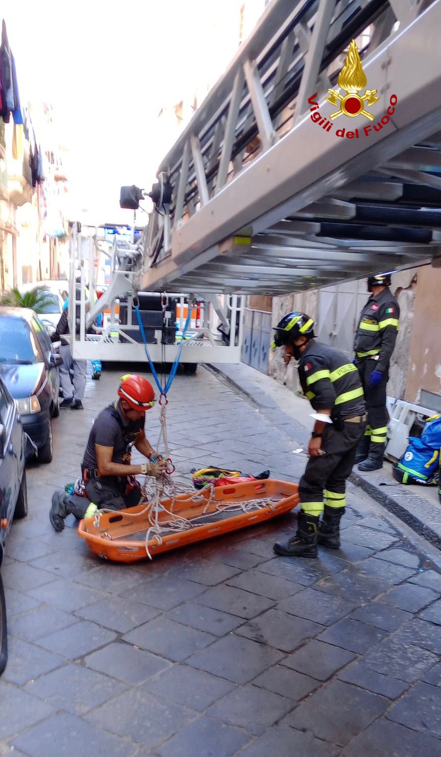 Catania, Vigili del Fuoco soccorrono un soggetto obeso per il trasferimento in ospedale